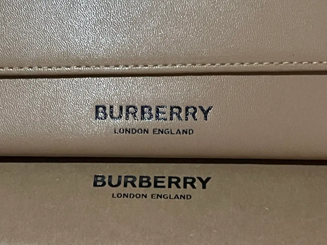 Billede 2 - Burberry solbrille & brille etui 2 stk