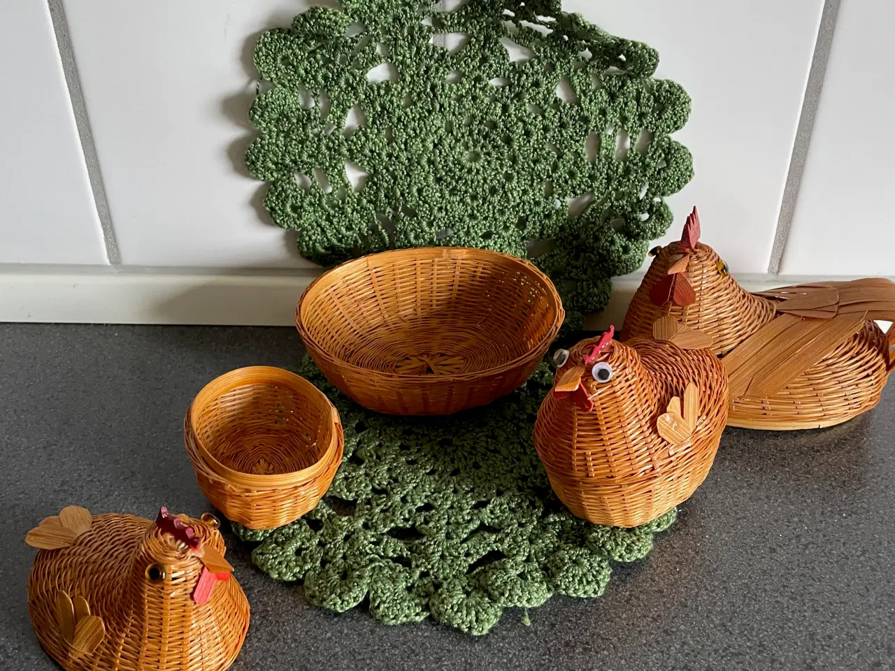 Billede 1 - Påske høne med 2 kyllinger til små påskeæg