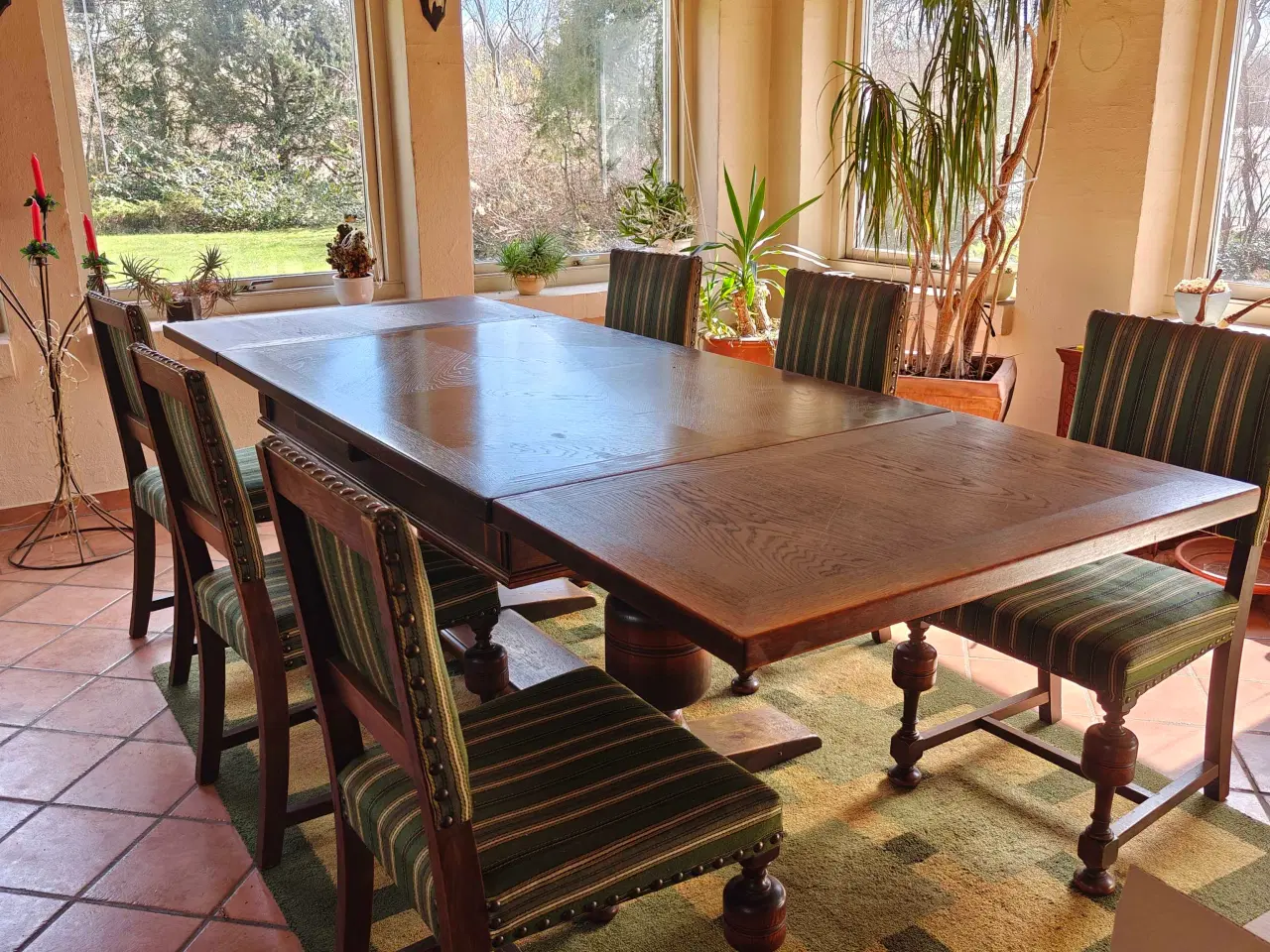 Billede 1 - Massiv egetræsbord med 6 stole