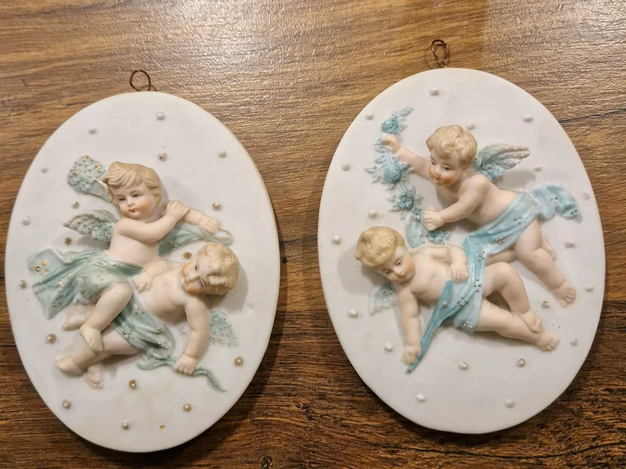 Billede 1 - Antikke relieffer I biscuit porcelæn 