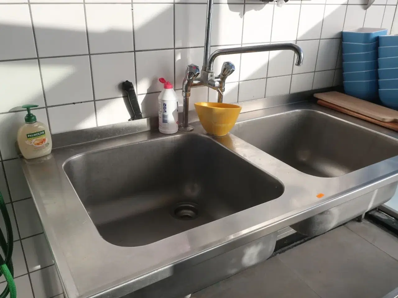 Billede 2 - Dobbelt vaskebord med armatur