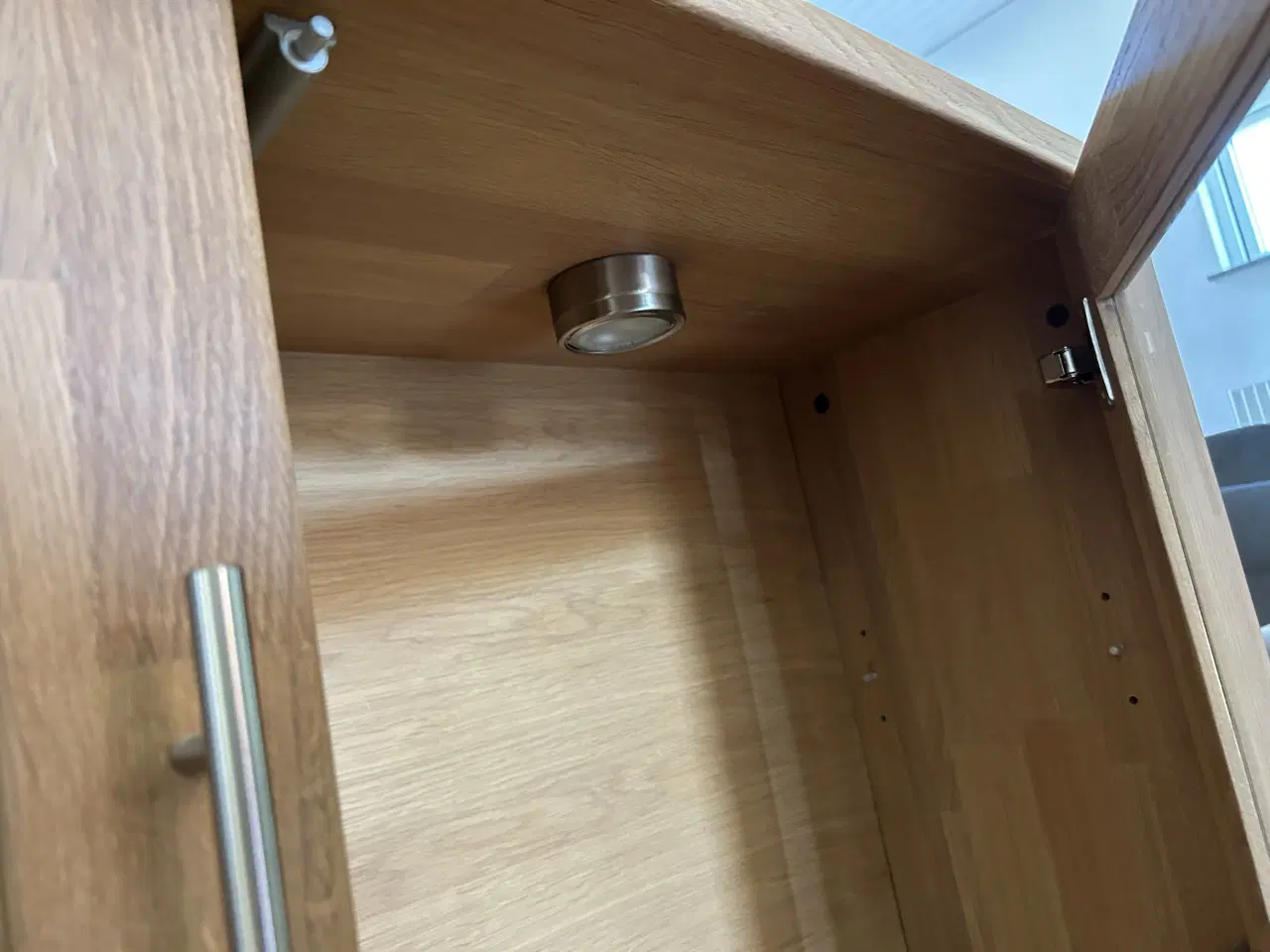 Billede 2 - Hængevitrine i massiv eg, hvidpigmenteret 