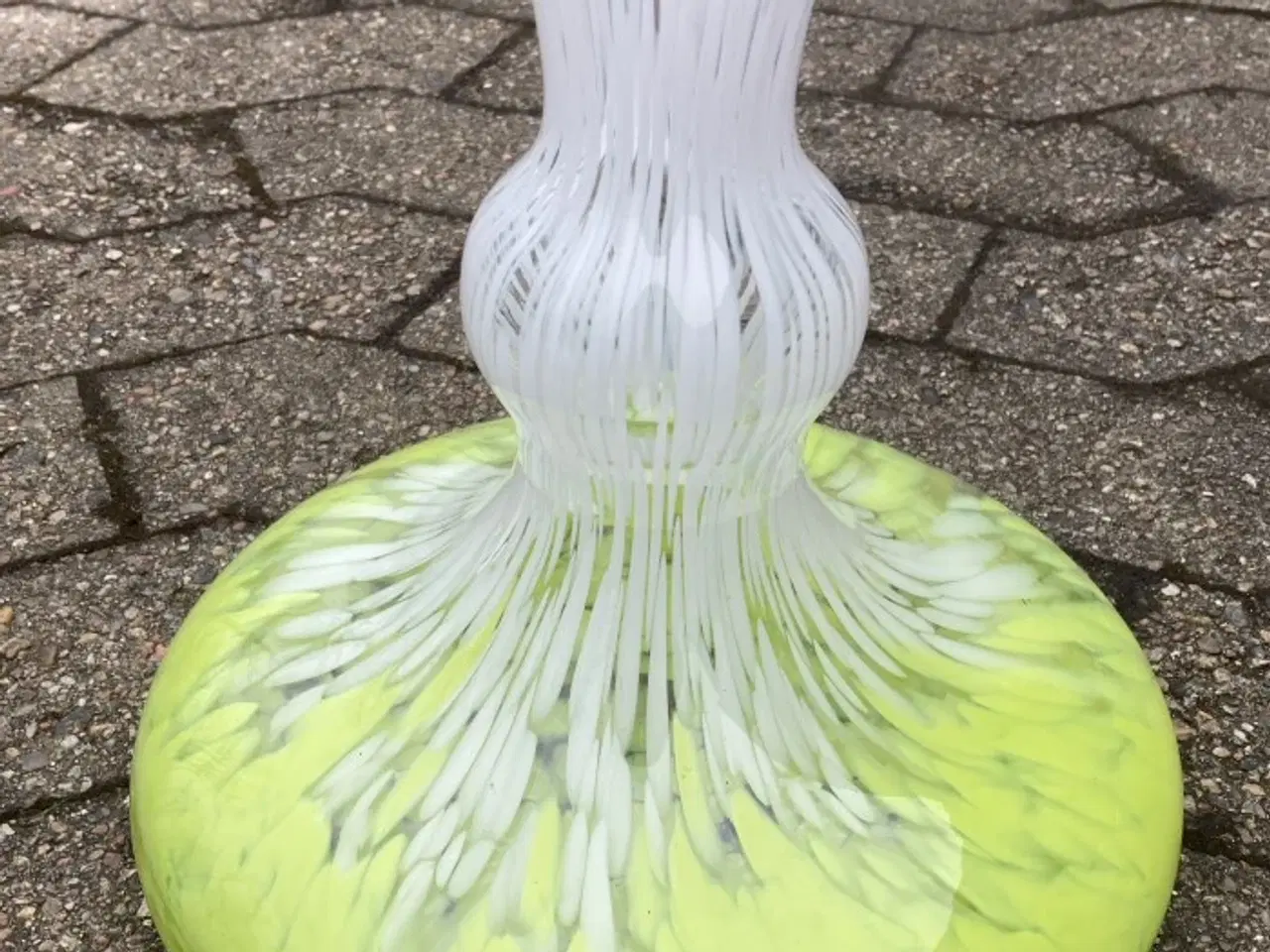 Billede 1 - Glasvase med smuk form og dekoration