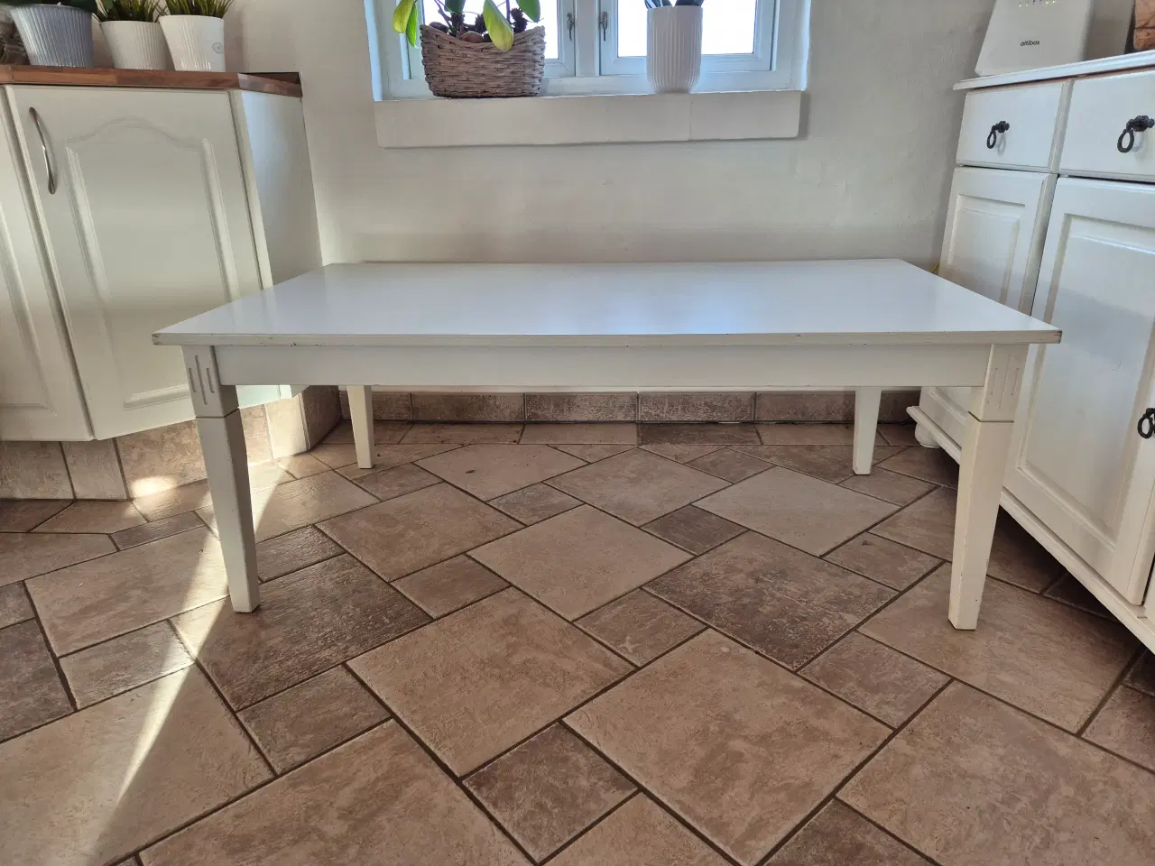 Billede 7 - Spisebord med 4 stole og tillægsplade + sofabord