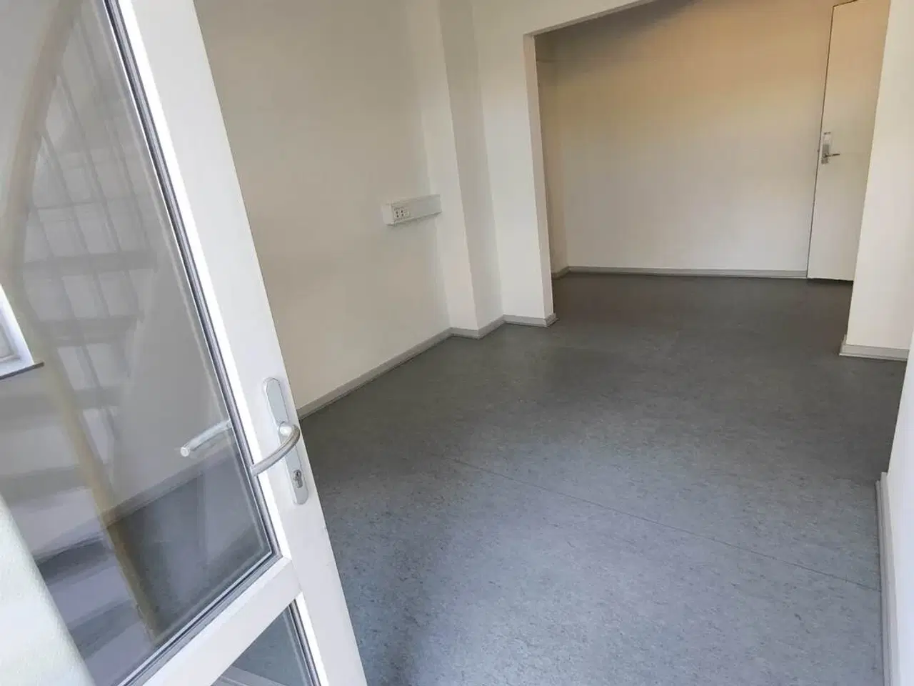 Billede 2 - 197m2 Kontorlejemål I Stueplan. egen indgang og parkeringsplads.