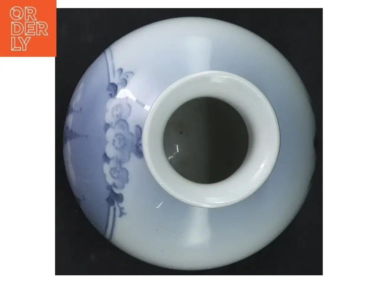 Billede 4 - Blåmalet porcelænsvase, Christian d.4. fra Royal Copenhagen (str. 17 cm)