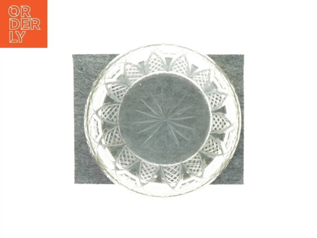 Billede 2 - Glasskål med gylden kant (str. 10 cm høj og 21 cm i diameter)