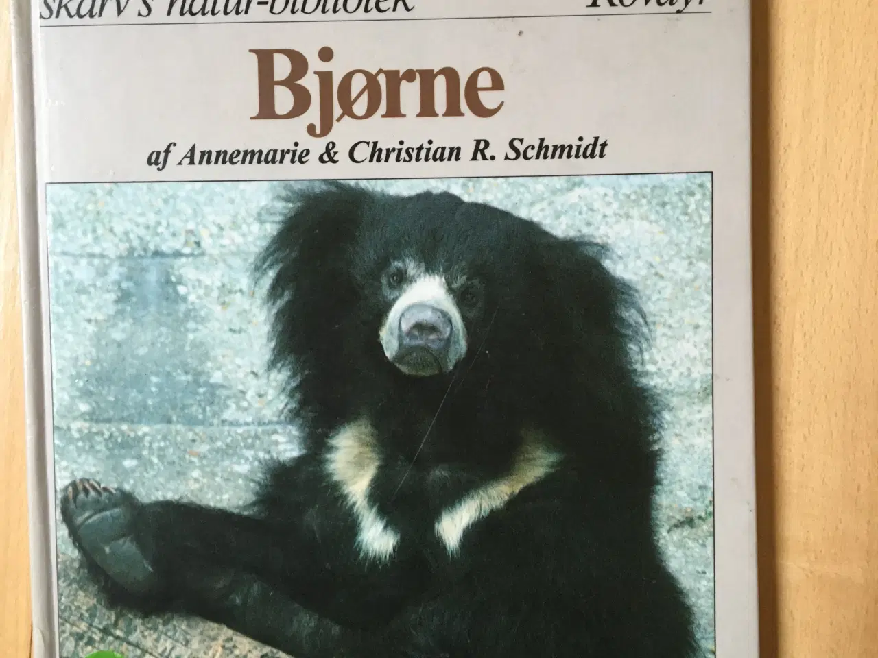 Billede 1 - Bog om bjørne. Skarvs naturbibliotek/Høst & Søn.