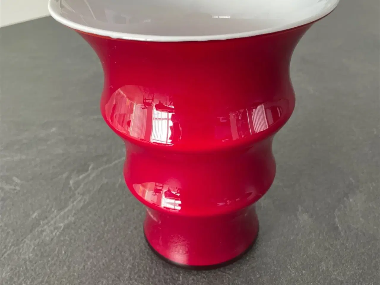 Billede 1 - Holmegaard glas vase i rødt og hvidt glas - sælge