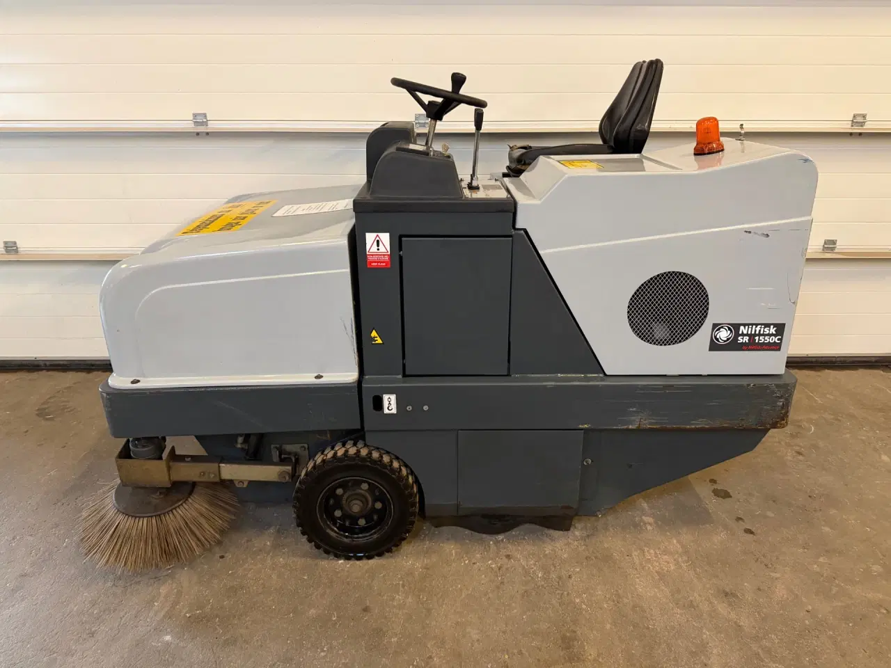 Billede 1 - Fejemaskine Ride-on Elektrisk. Nilfisk SR1550C