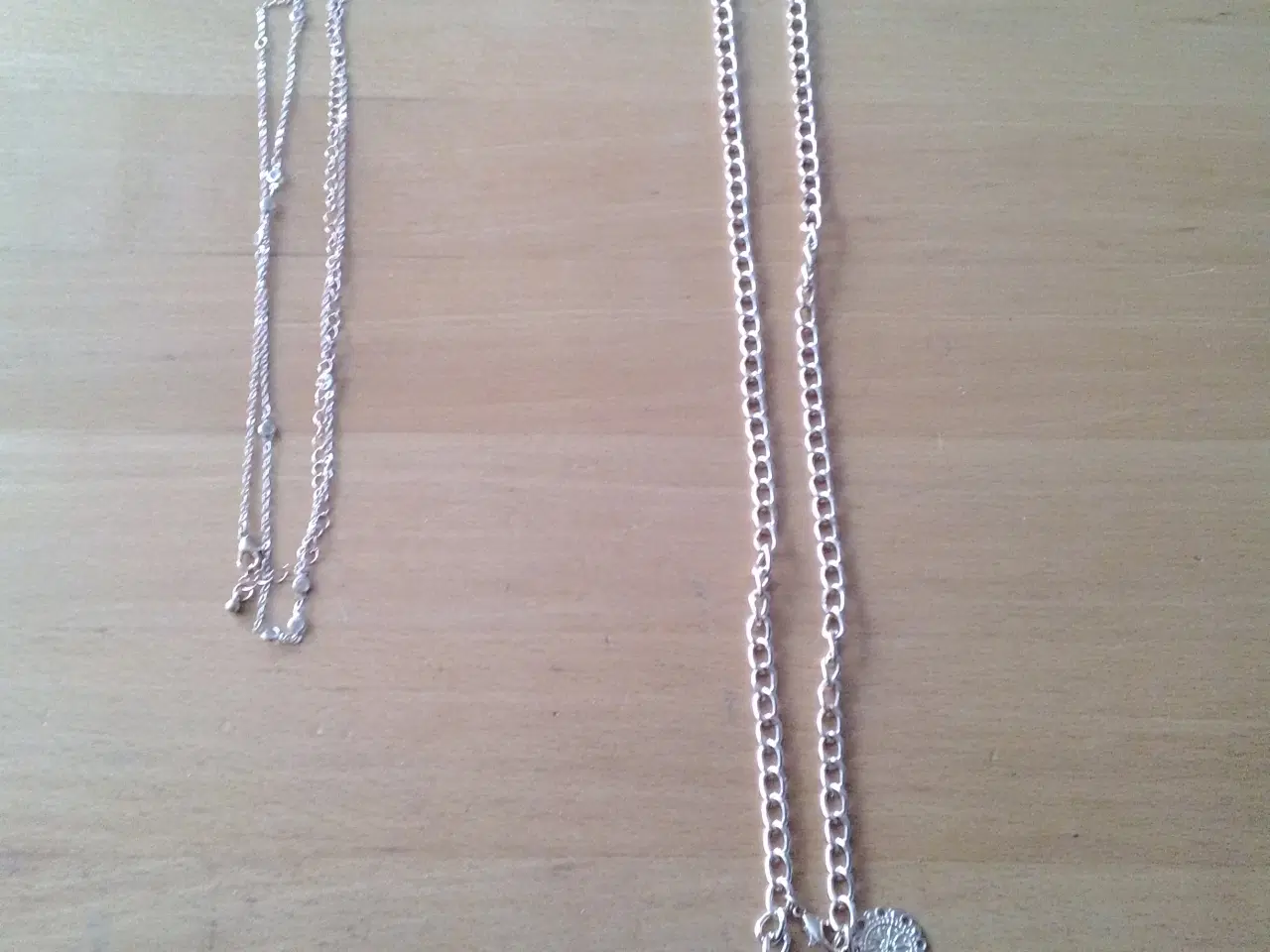 Billede 12 - 28 halskæder, en ring og et bælte