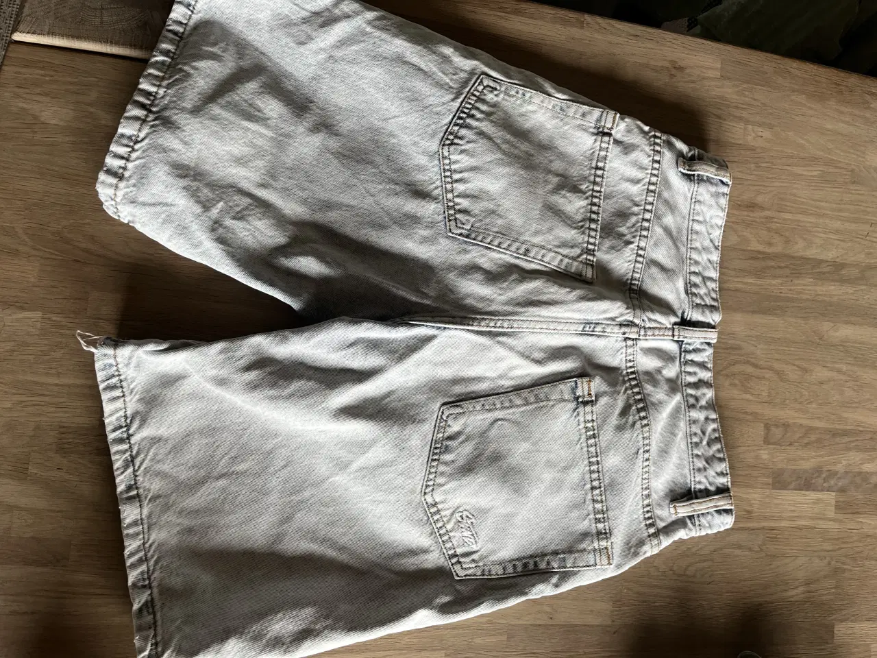 Billede 7 - Lyse denim shorts str. 158
