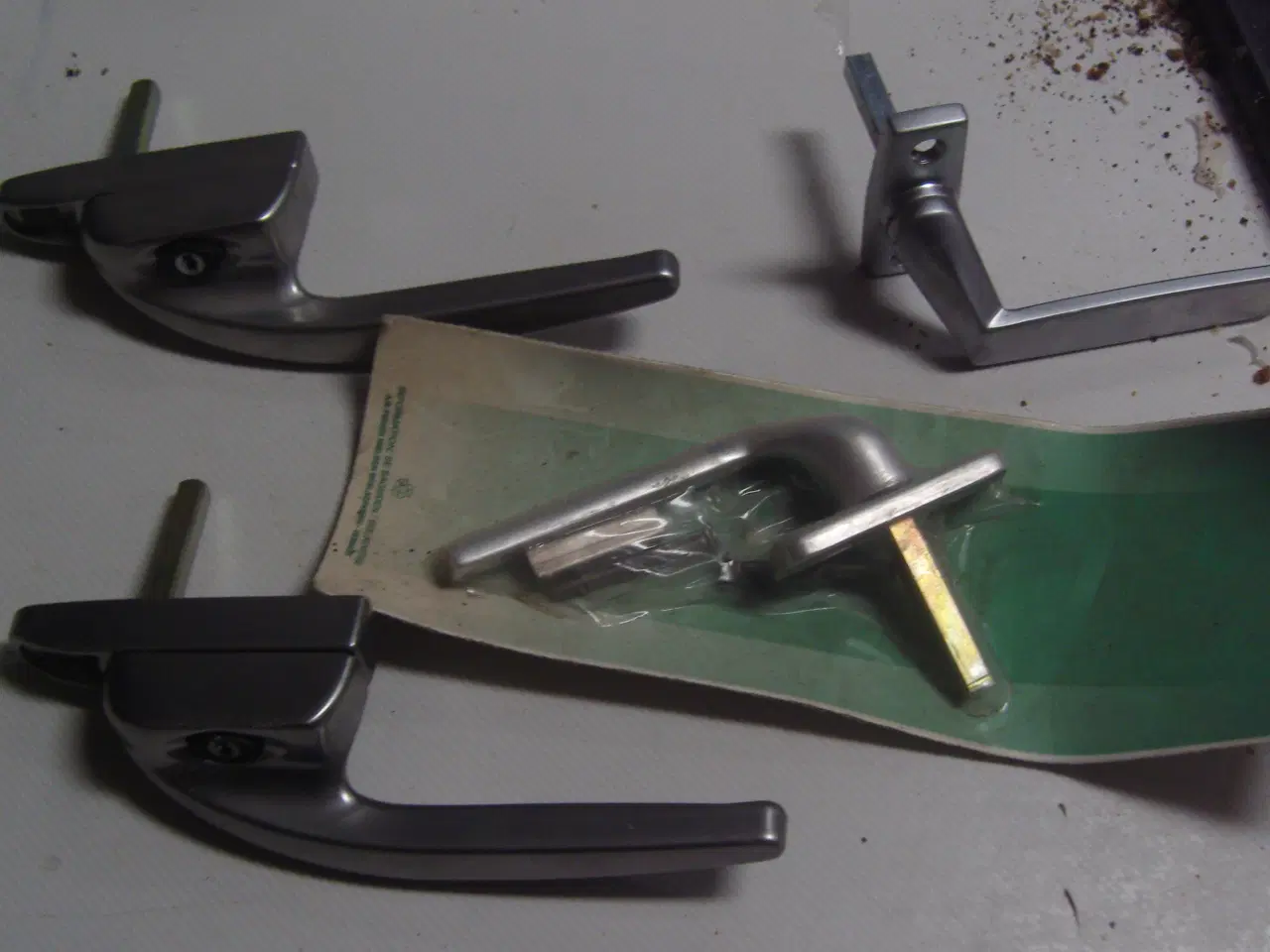 Billede 2 - Låsbart Vindues håntag med nøgler