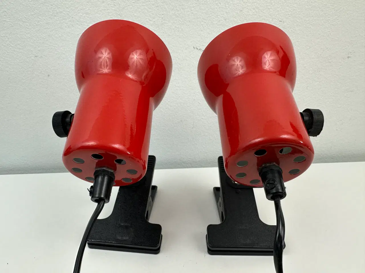 Billede 4 - 2 stk. røde væglamper med klemmer
