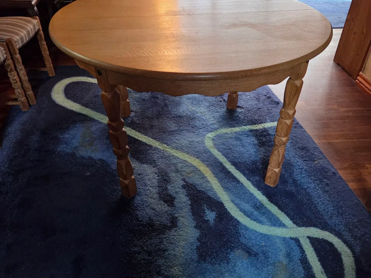 Billede 2 - Rundt egetræs spisebord med 6 stole