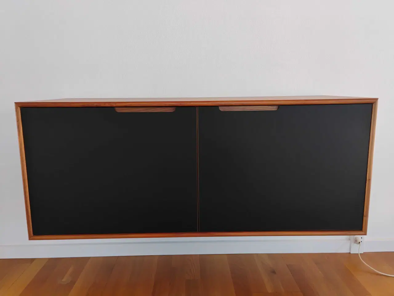 Billede 1 - Virkelig pæn væghængt skab.