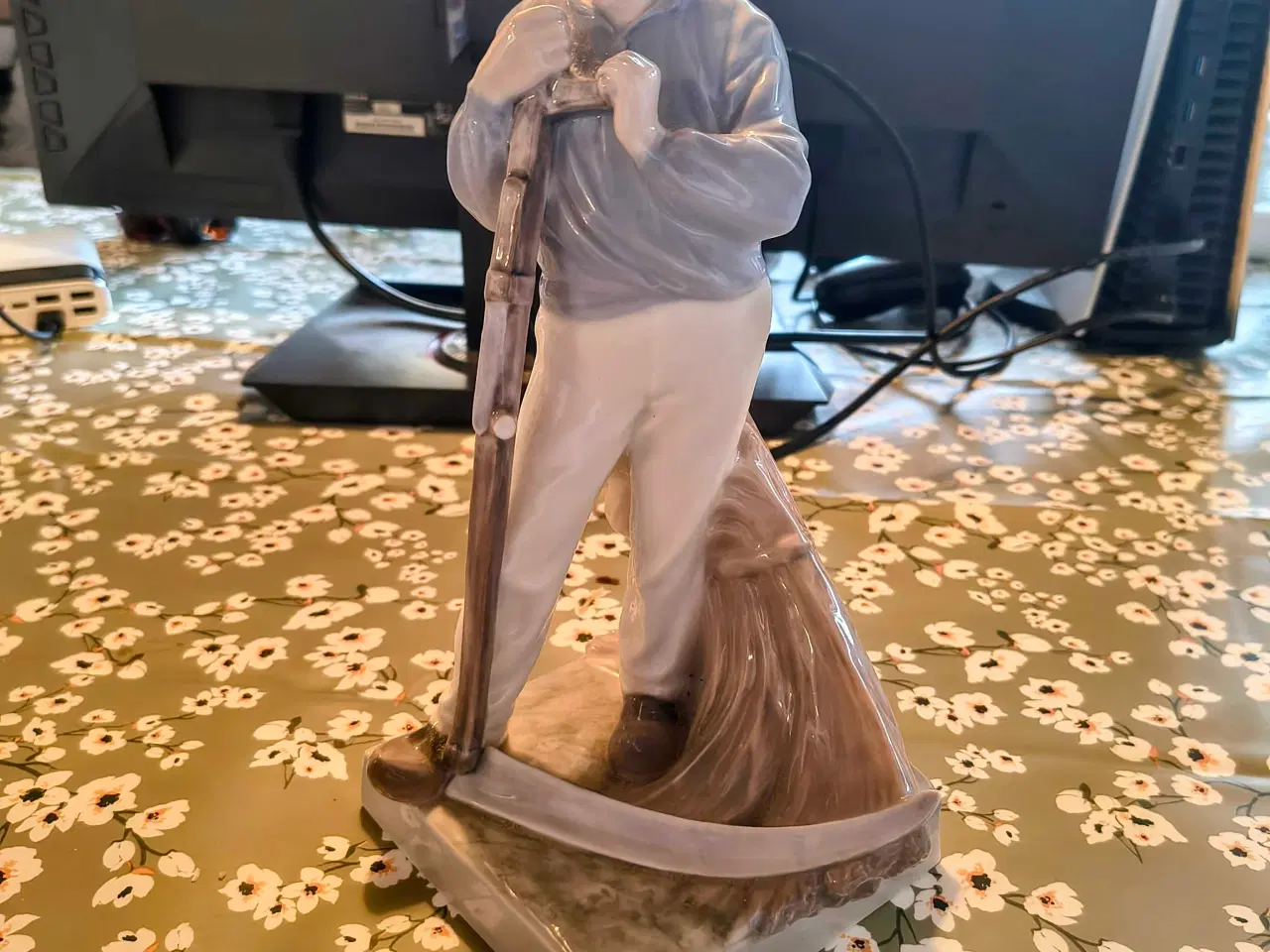 Billede 4 - Royal Copenhagen porcelænsfigur af mand med le