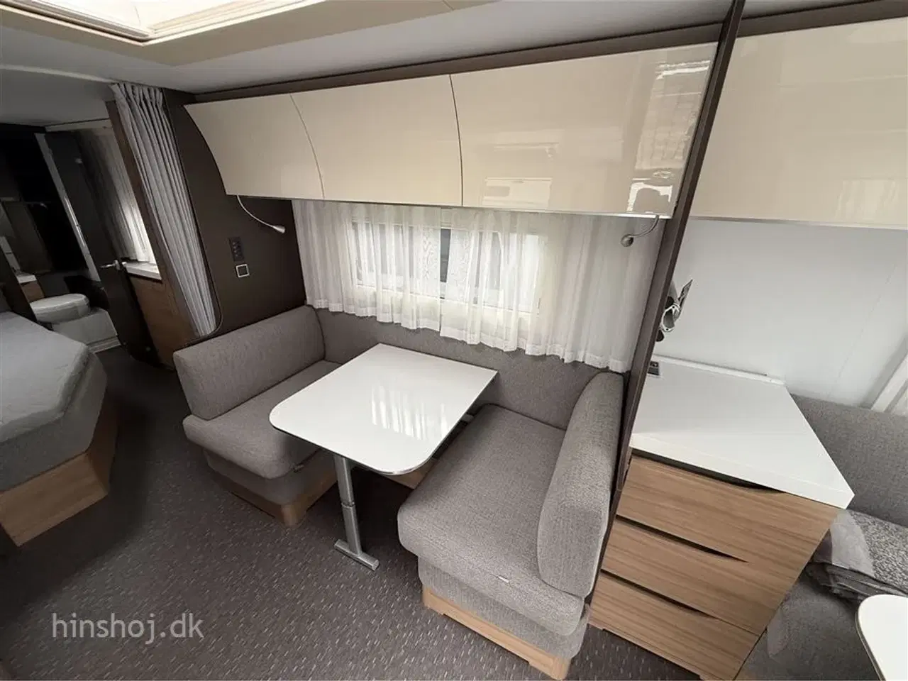 Billede 17 - 2019 - Adria Alpina 753 UP   Lækker vintervogn med dobbeltseng, rundsiddegruppe fra Hinshøj Caravan