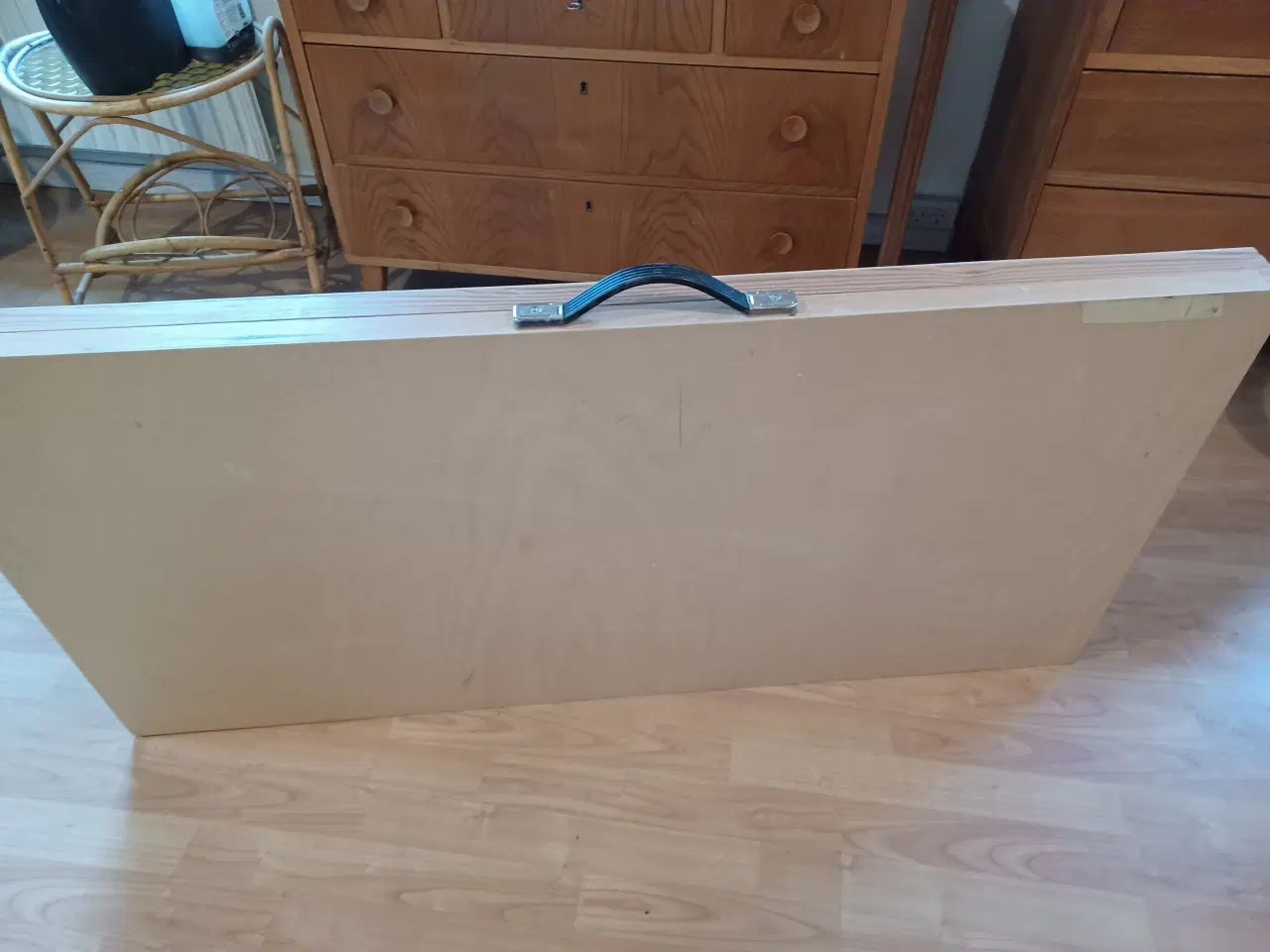 Billede 3 - Tapetserbord. Købt hos flygger.