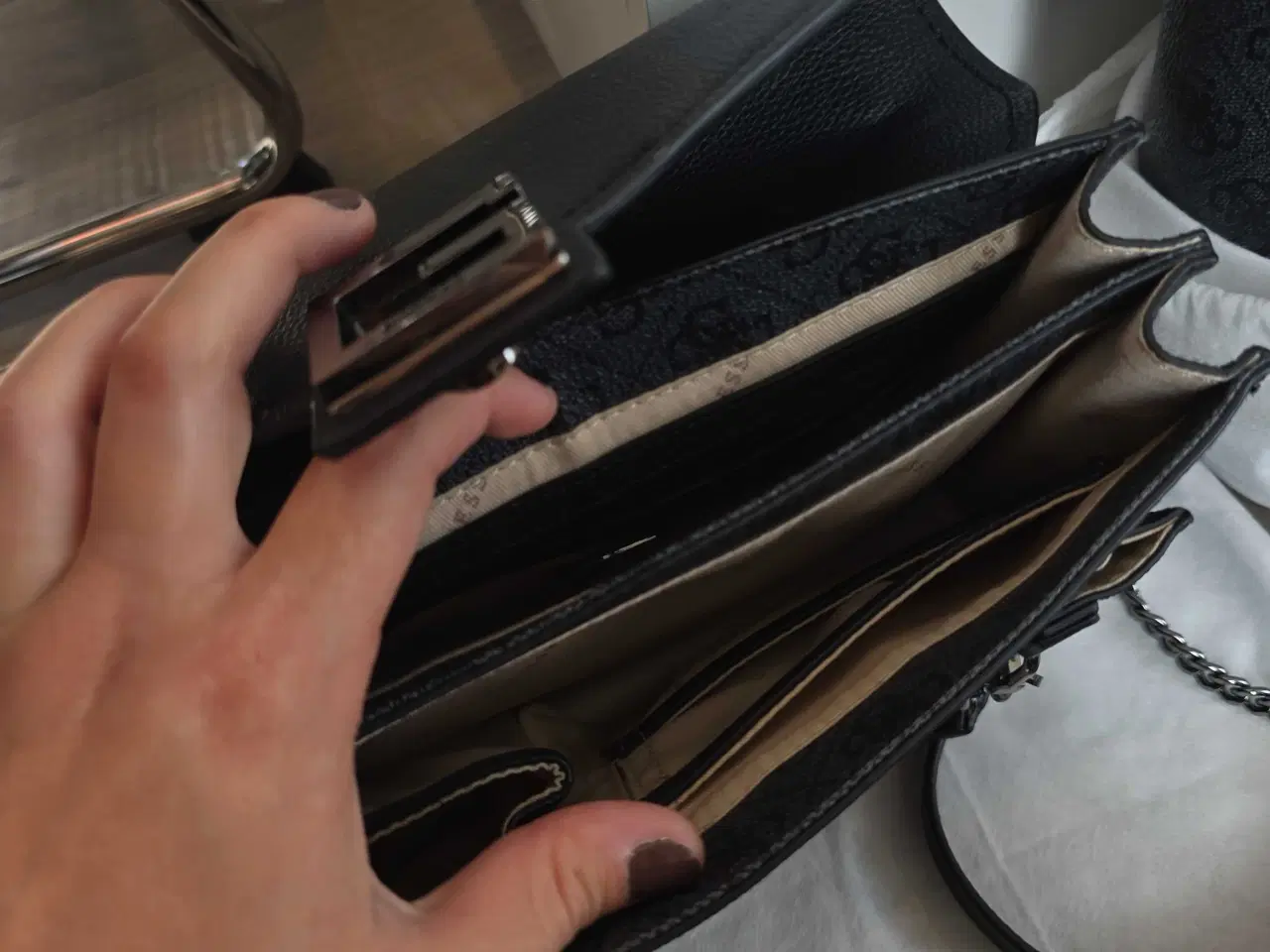 Billede 2 - 2 matchende Guess takser