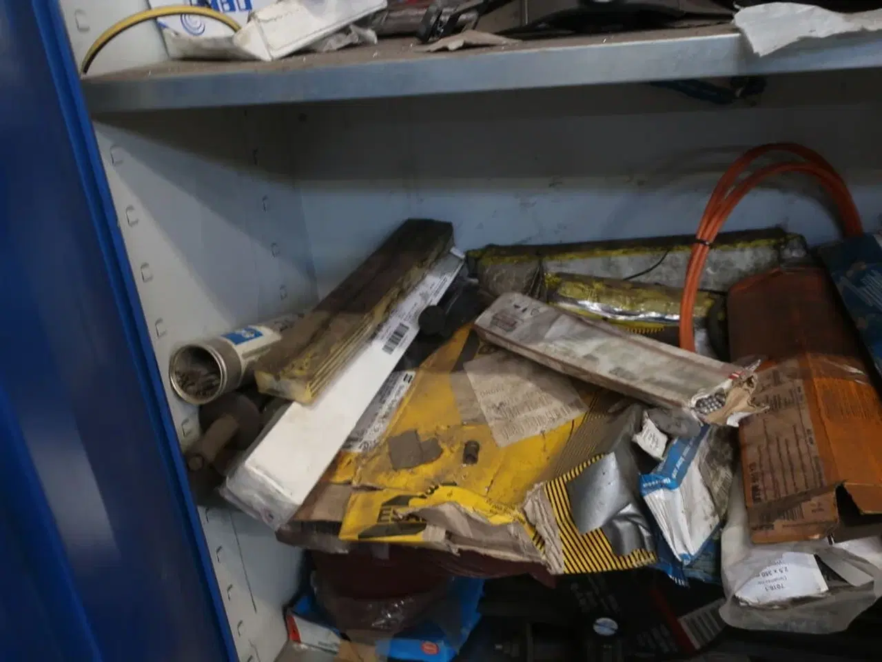 Billede 7 - Stålskab med indhold