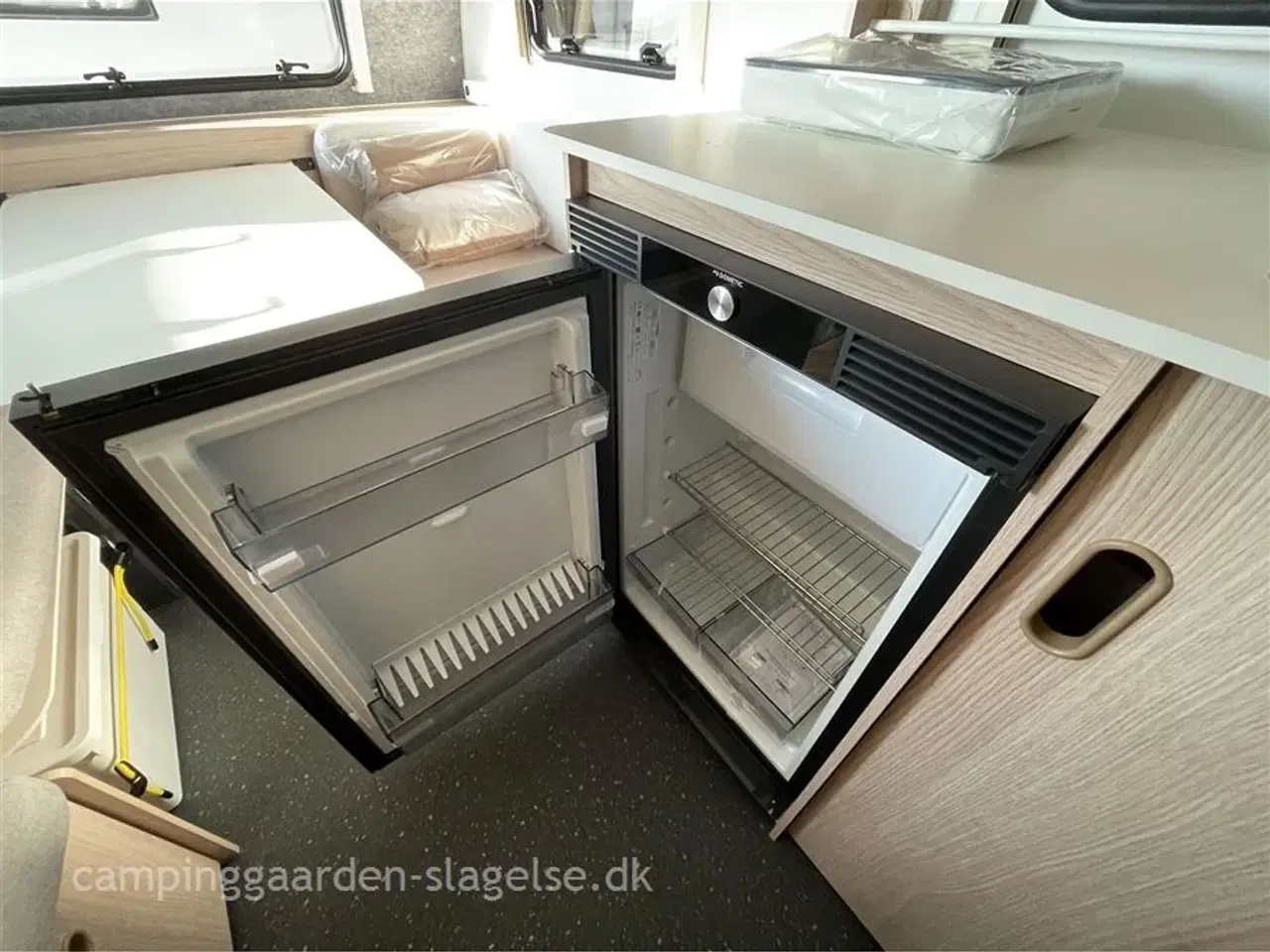 Billede 7 - 2026 - Adria Aviva Lite 360 DK   Let, El-bilvenlig og Perfekt til Sommer – Adria Aviva Lite 360 DK Køjevogn