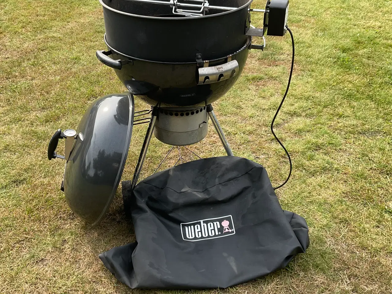 Billede 2 - Weber kuglegrill m. tilbehør sælges.