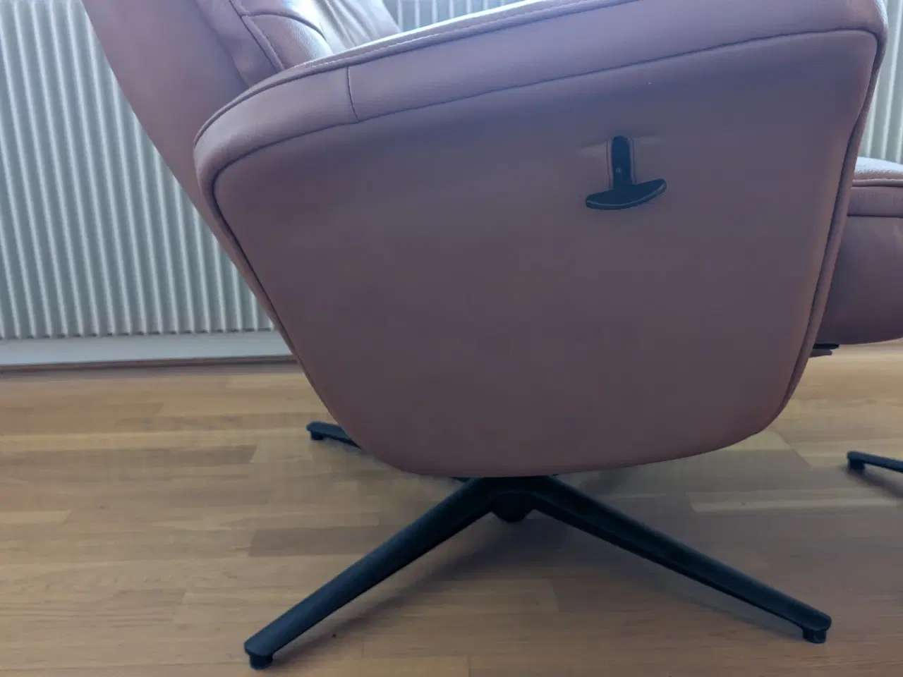 Billede 3 - Cognac farvet relax stol med fodskammel