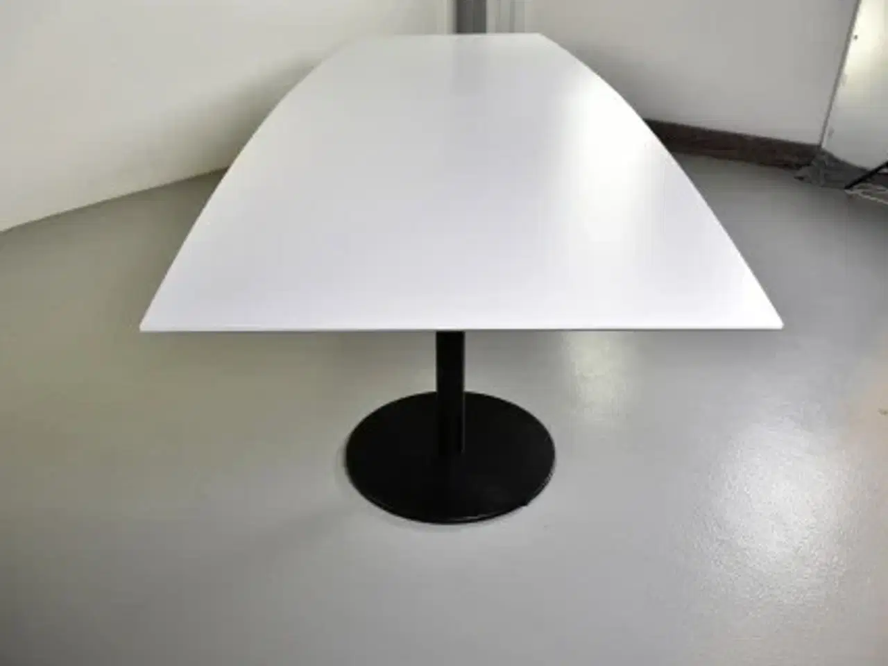 Billede 1 - Pedrali konferencebord med hvid tøndeformet bordplade