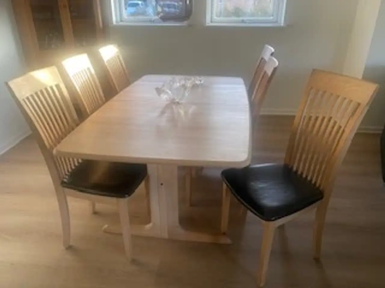Billede 1 - Bord og 6 stole beklædt med læder - sælges samlet