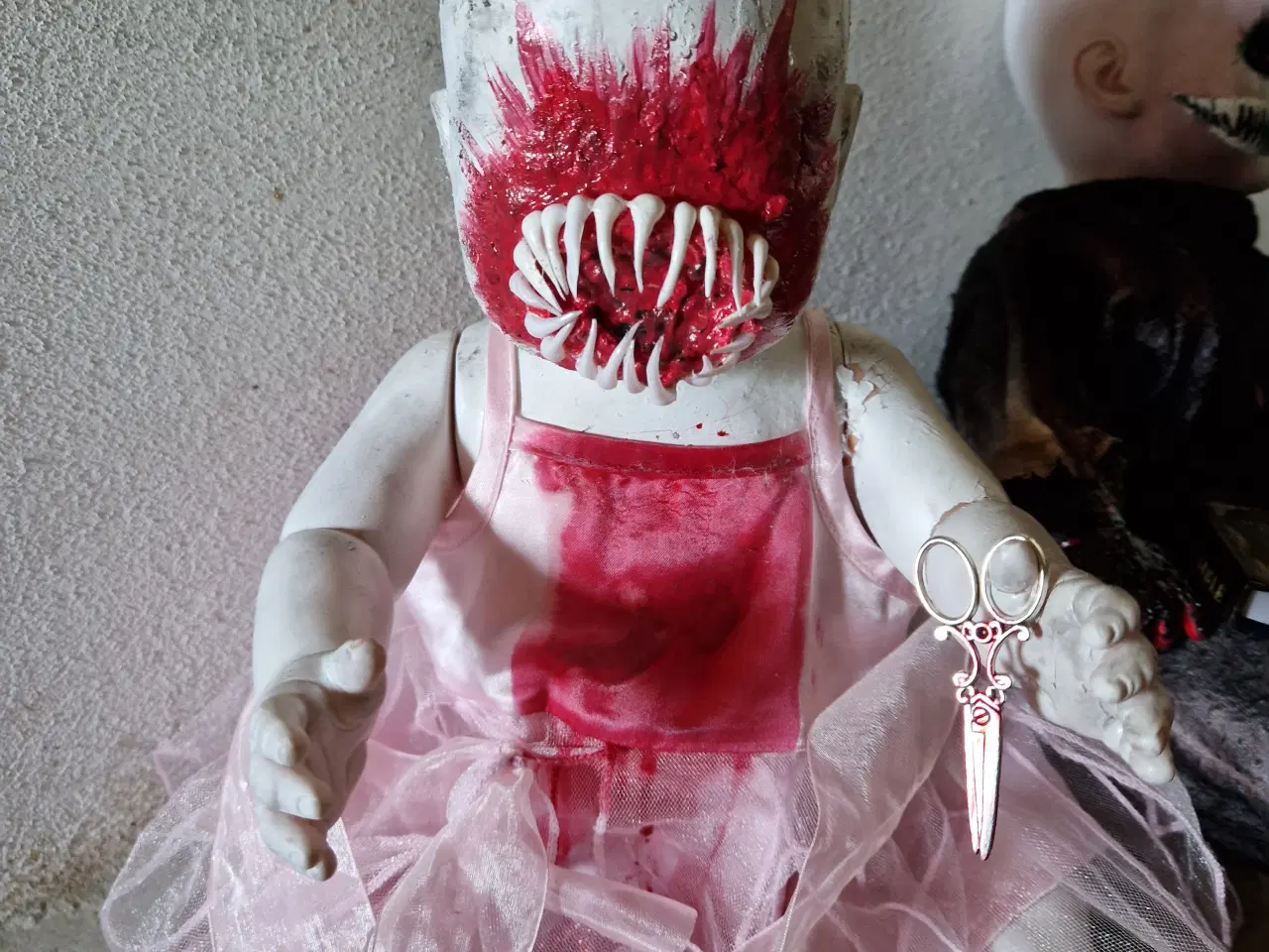 Billede 1 - Halloween horror dukke som græder.