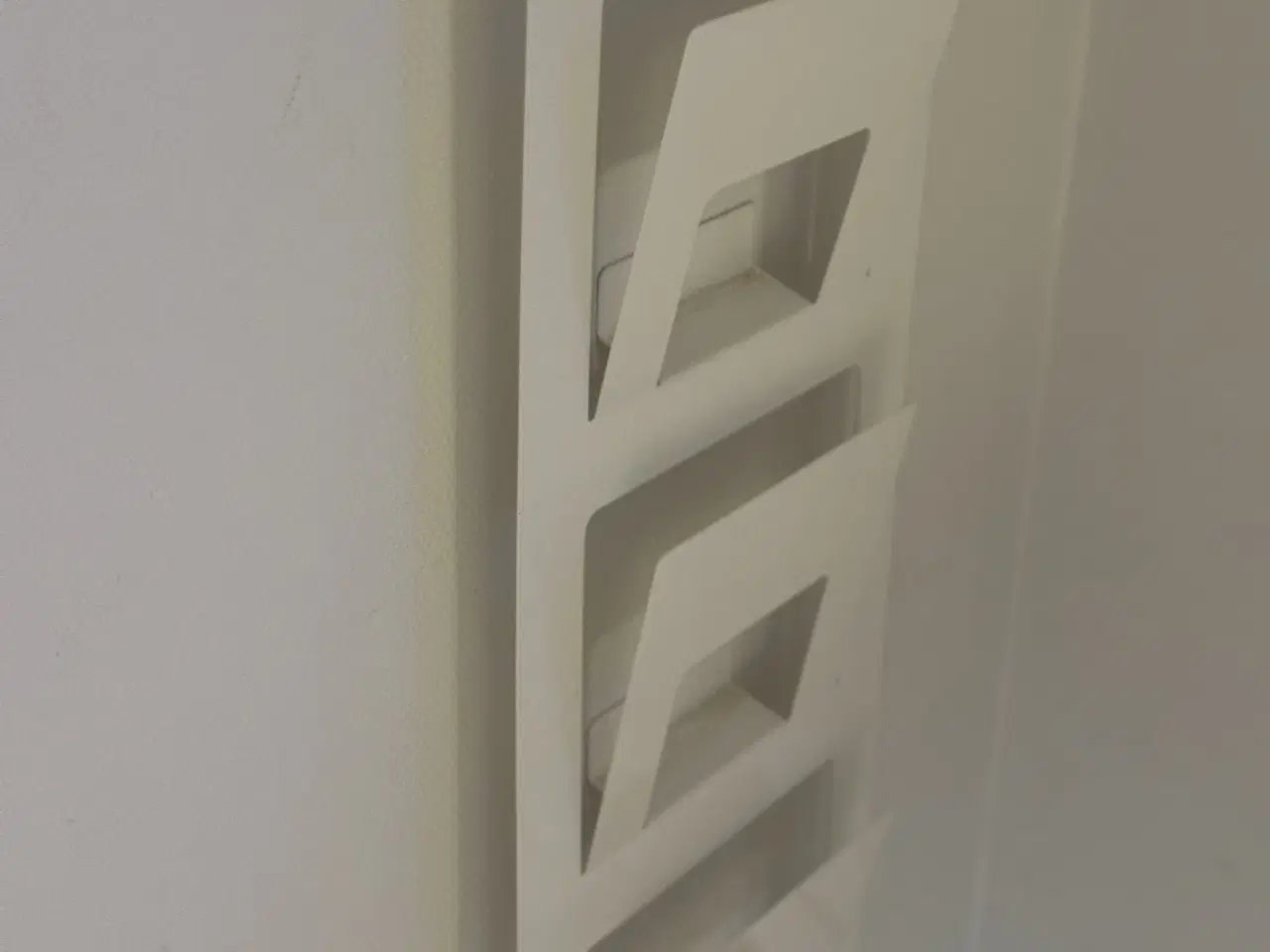 Billede 3 - Ikea Blad/Magasinholder i hvid