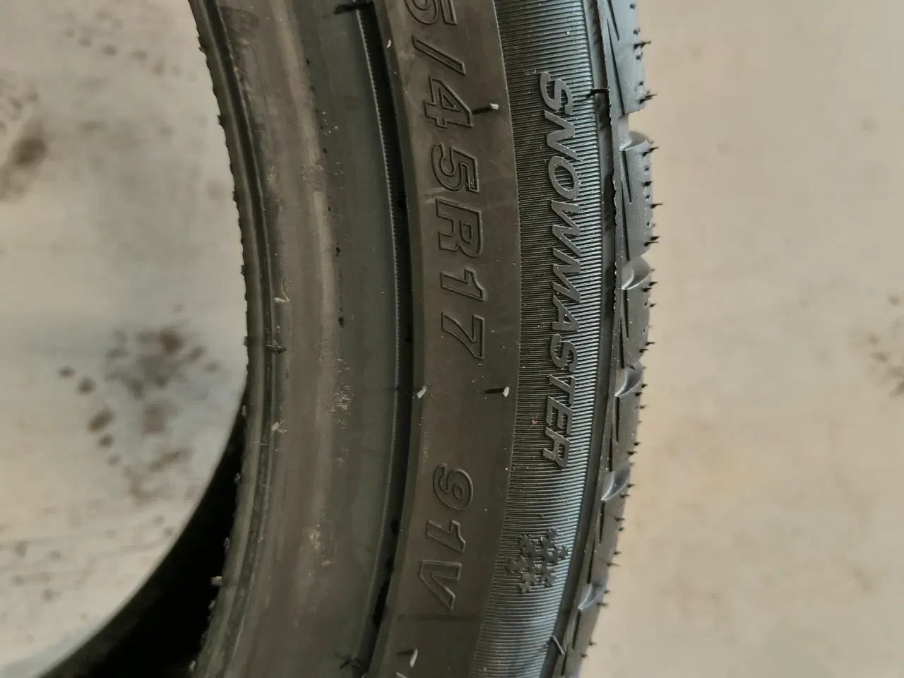 Billede 2 - Vinterdæk 215/45R17 goodride