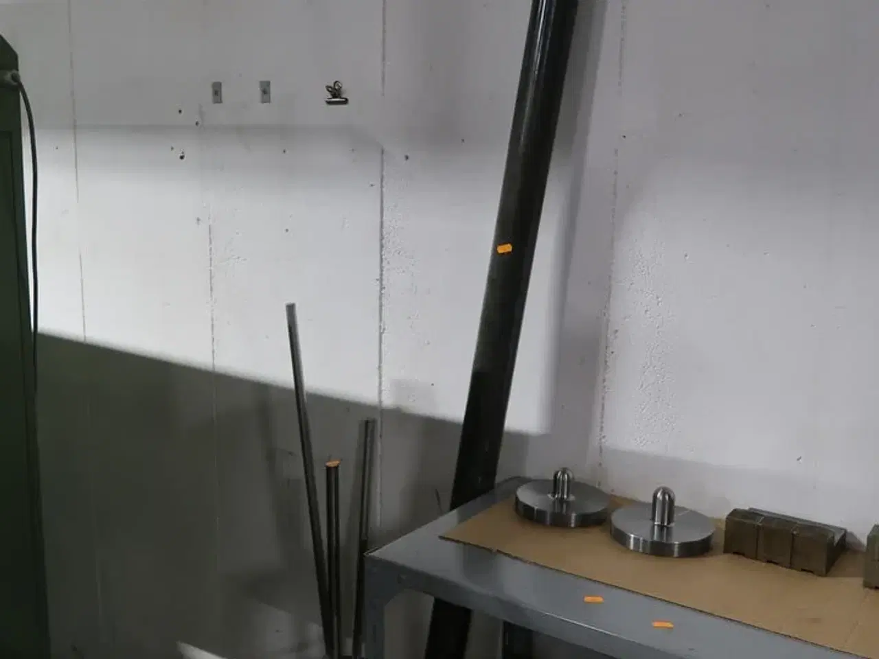 Billede 3 - Reol med indhold