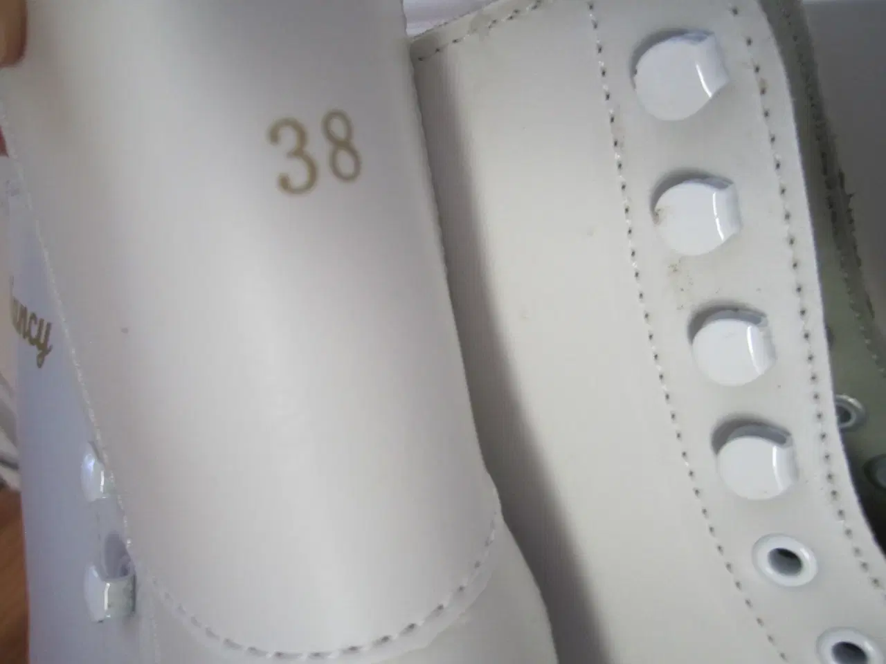 Billede 2 - SUPER FLOTTE NYE KUNSTSKØJTER. BYD.