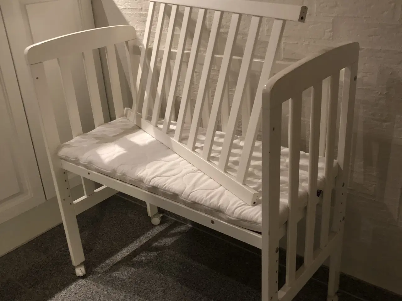 Billede 1 - Baby seng, gør det nemt at løfte baby over i egen 