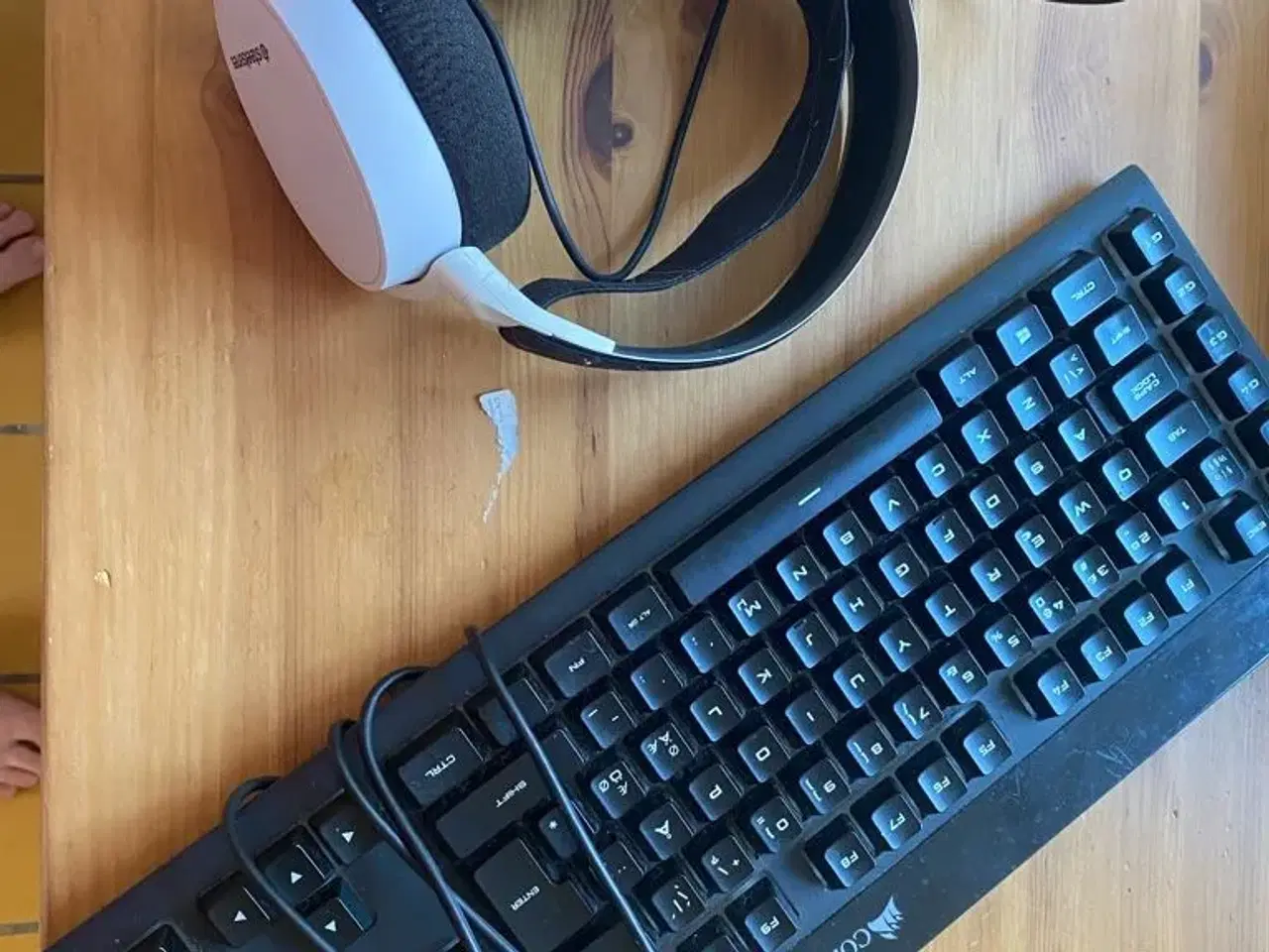 Billede 3 - Tastatur og headset