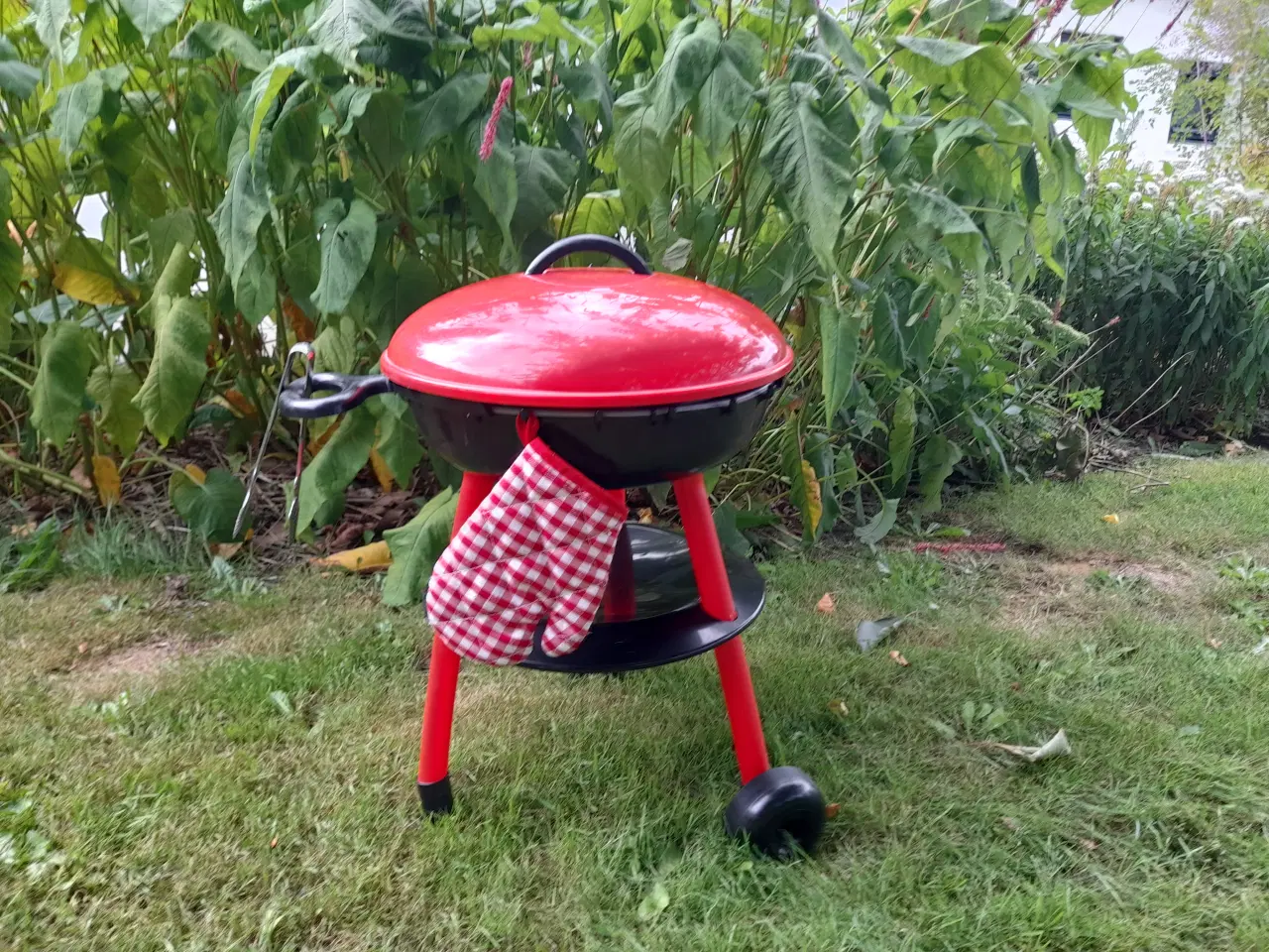 Billede 1 - Kuglegrill med masser af tilbehør.