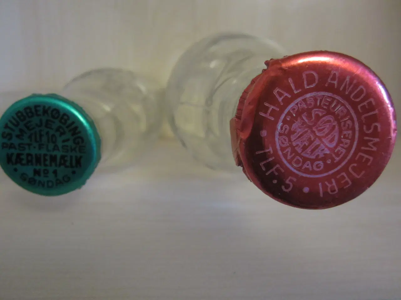 Billede 5 - Gamle mælkeflasker med kapsler
