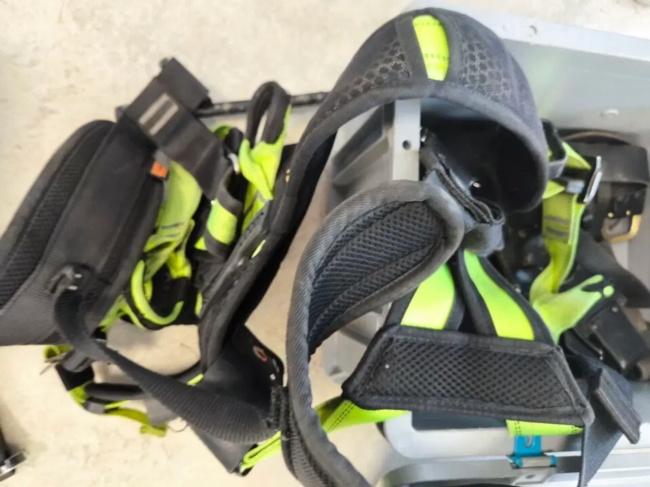 Billede 3 - Kasse m. sikringsgrej samt div.