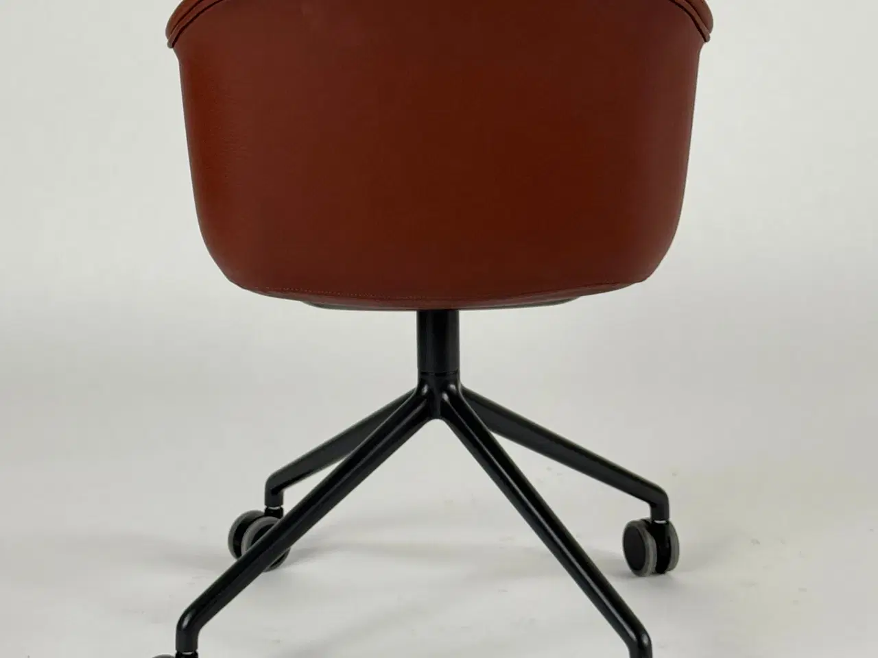 Billede 5 - Muuto Fiber Armchair m. Hjul - Brun/Læder