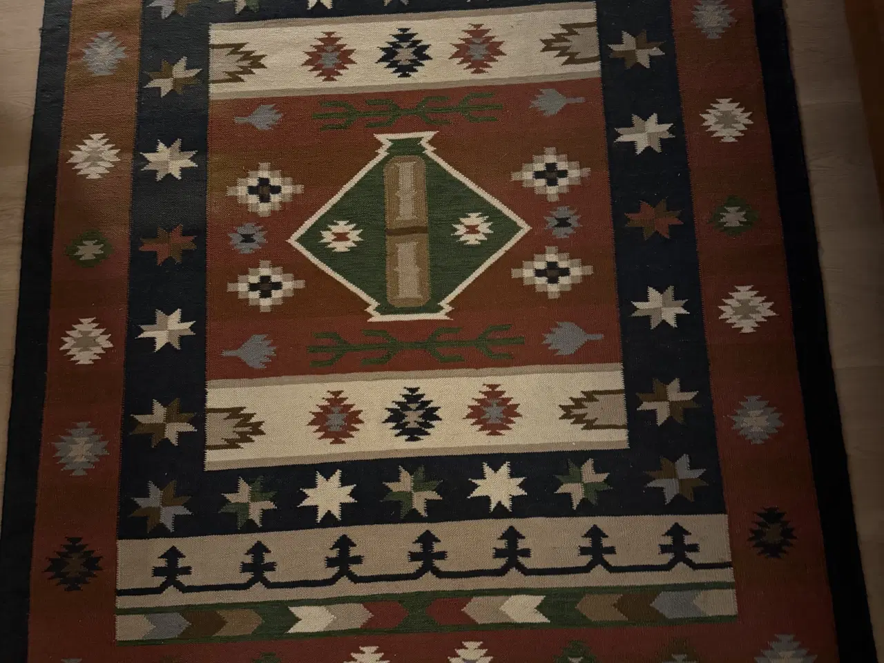 Billede 1 - Mønstret robust tæppe. Sælges, da det er for lille