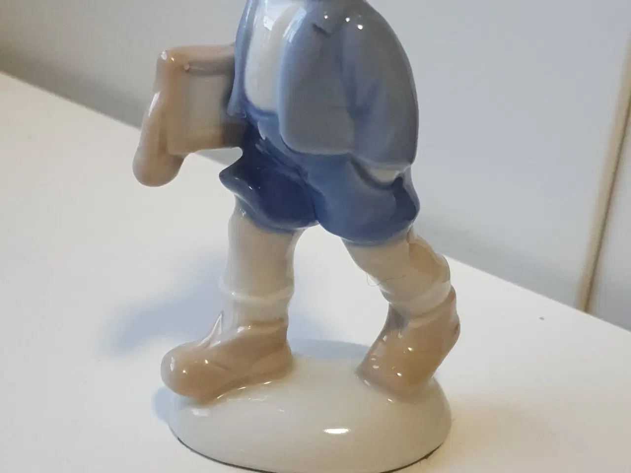 Billede 1 - Porcelænsfigur - Dreng med bog under armen