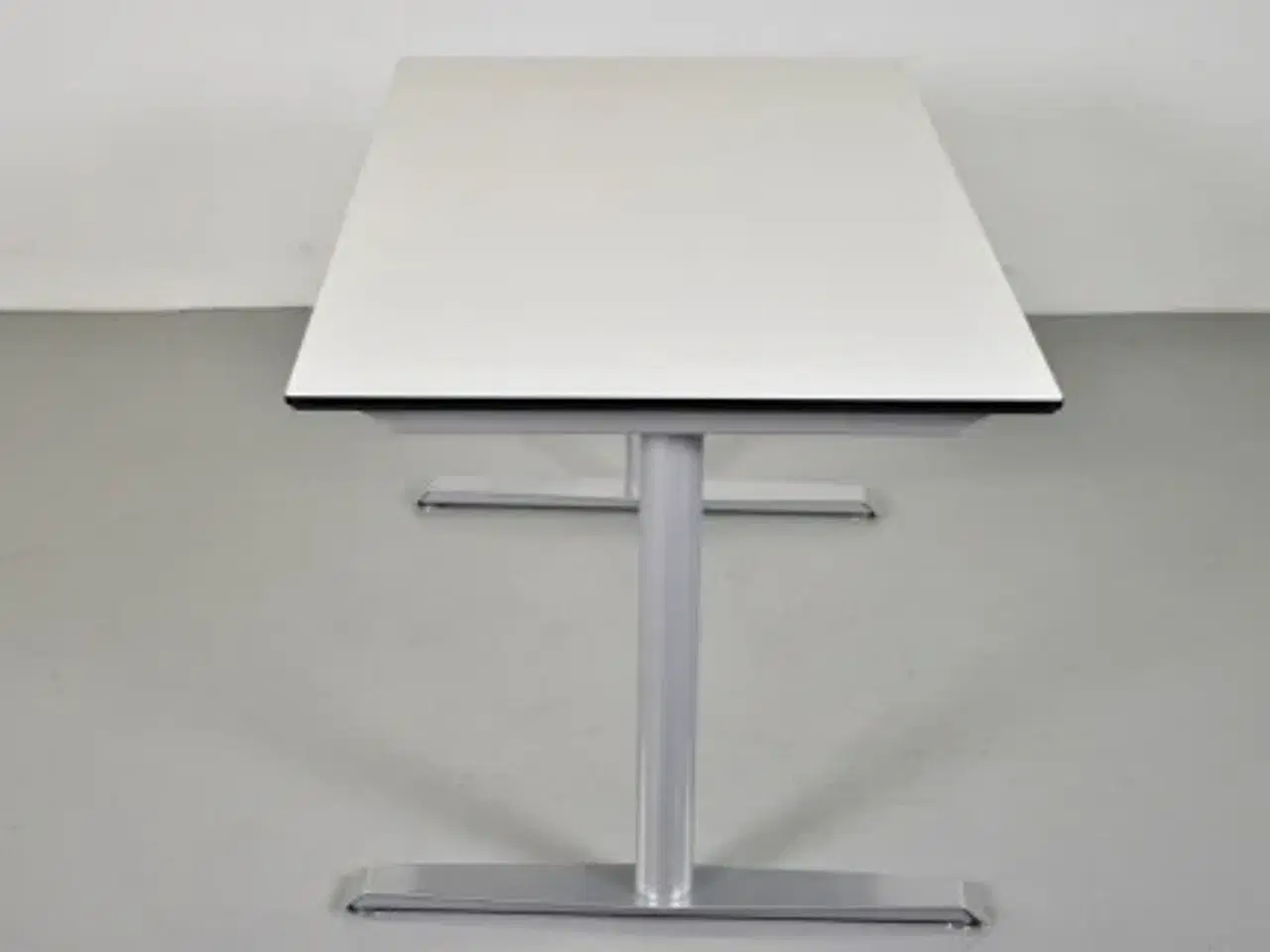 Billede 2 - Hæve-/sænkebord med hvid plade, 140 cm.