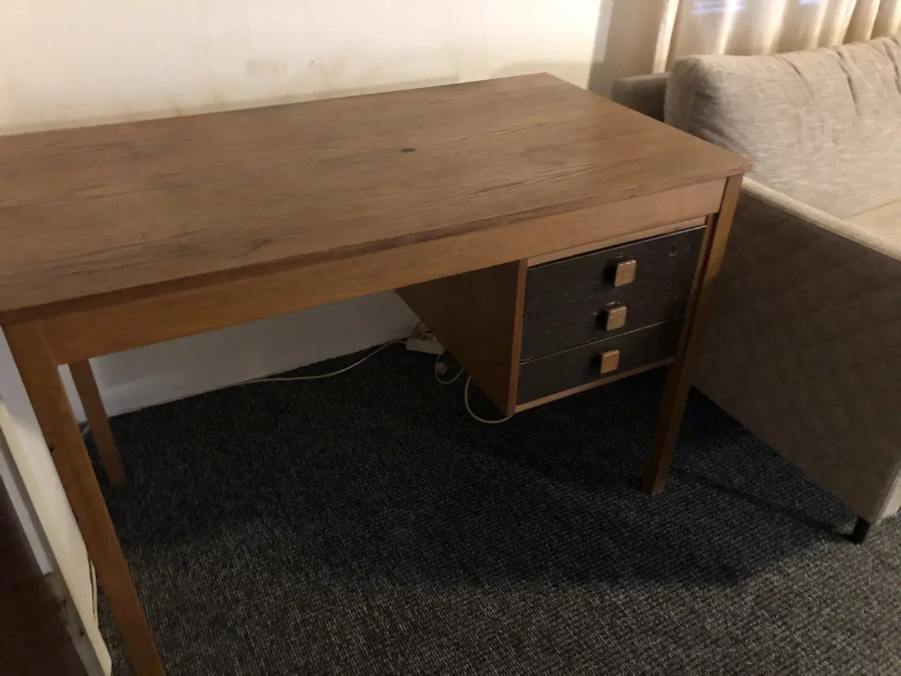Billede 2 - Solidt skrivebord i træ med skuffer