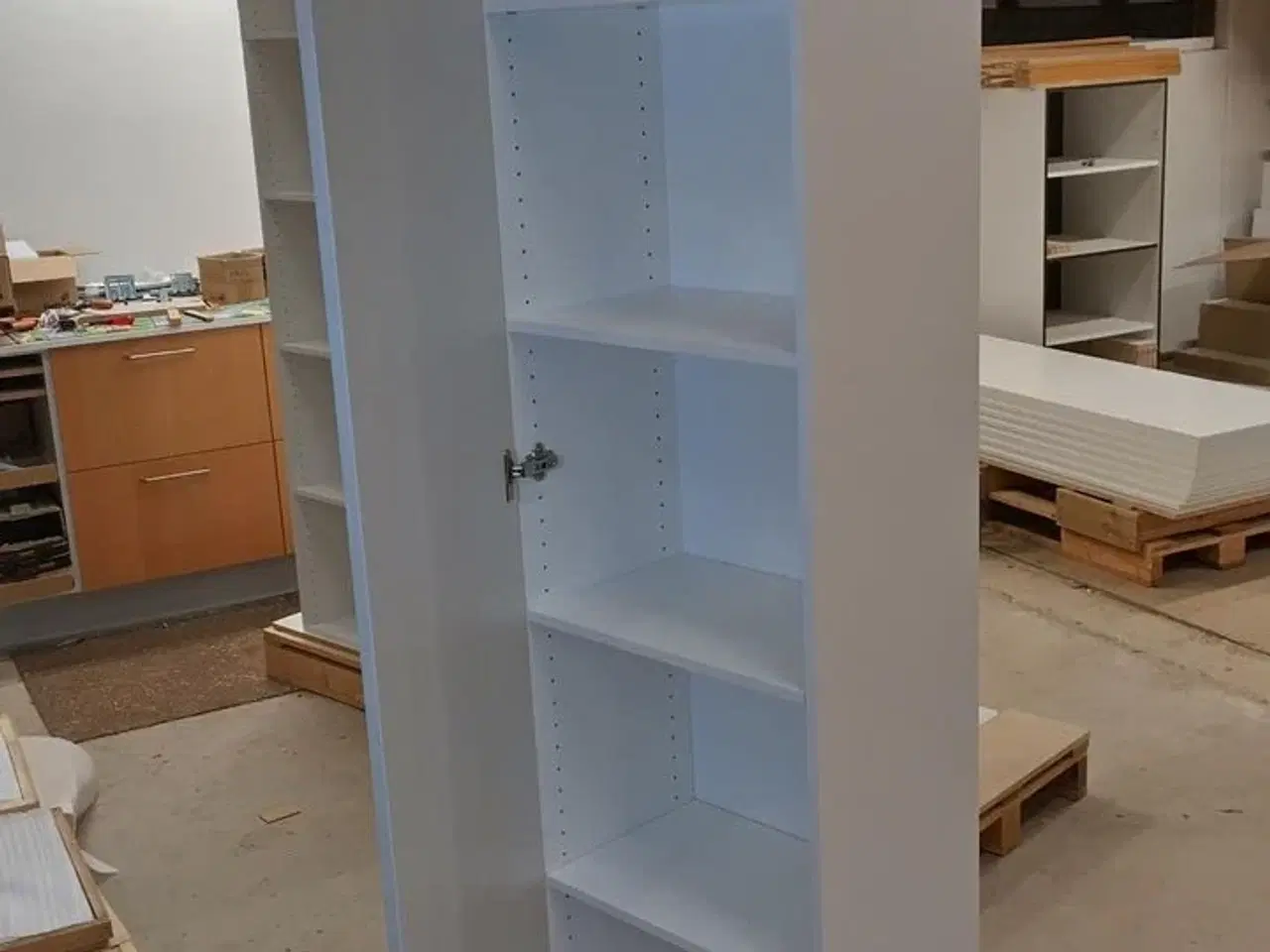 Billede 1 - 4 stk. usamlet højskabe H: 195,2 x B: 50 x D: 34,0 med låge og 16 hylder