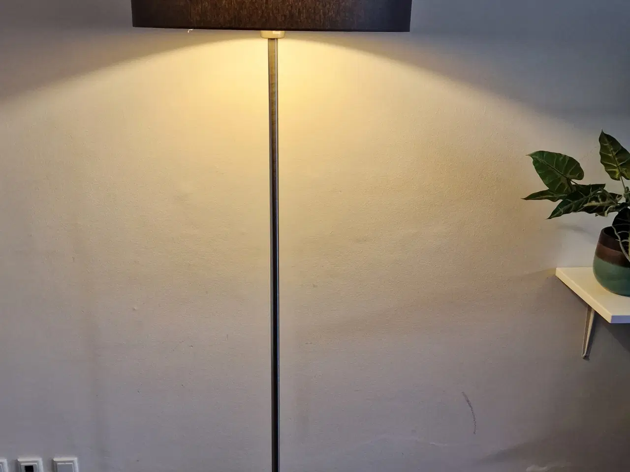 Billede 2 - Stor flot gulvlampe fra Frandsen Lighting.