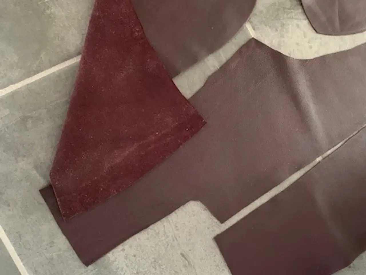 Billede 2 - Skindrester bordeaux i tynd kvalitet