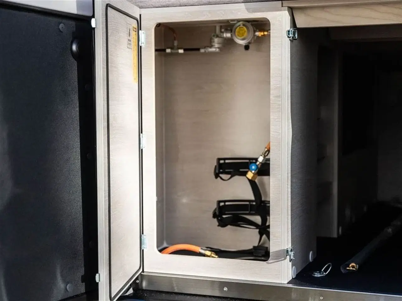 Billede 65 - 2026 - Tourne 6.4 Cruise aut. gear - Black   Den originale Tourne med langsgående senge