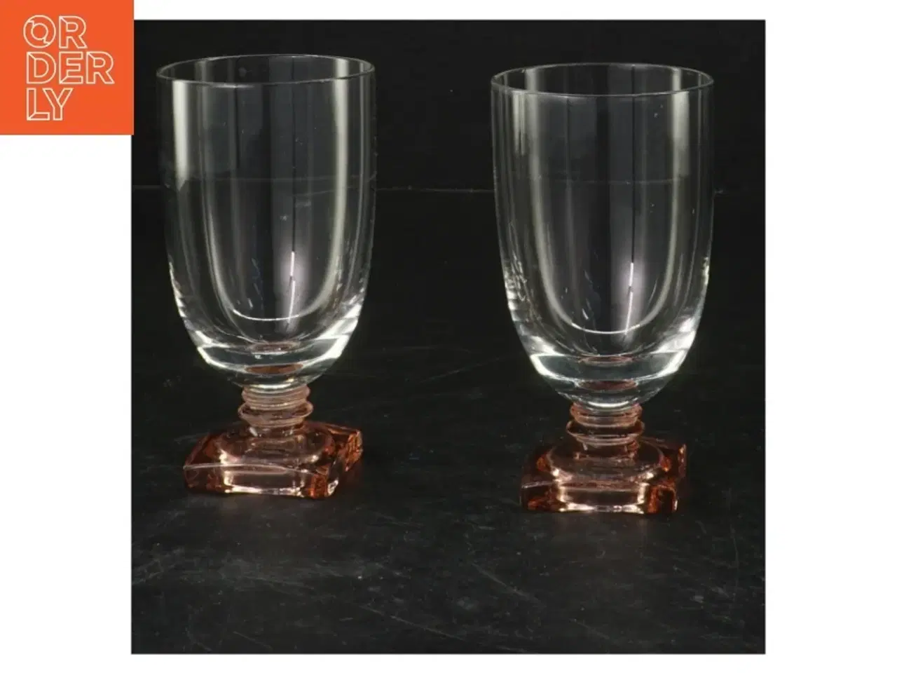 Billede 1 - Glas vaser på firkantet fod (str. 2 styk. ø. 5,5 cm. længde. 10,5 cm)